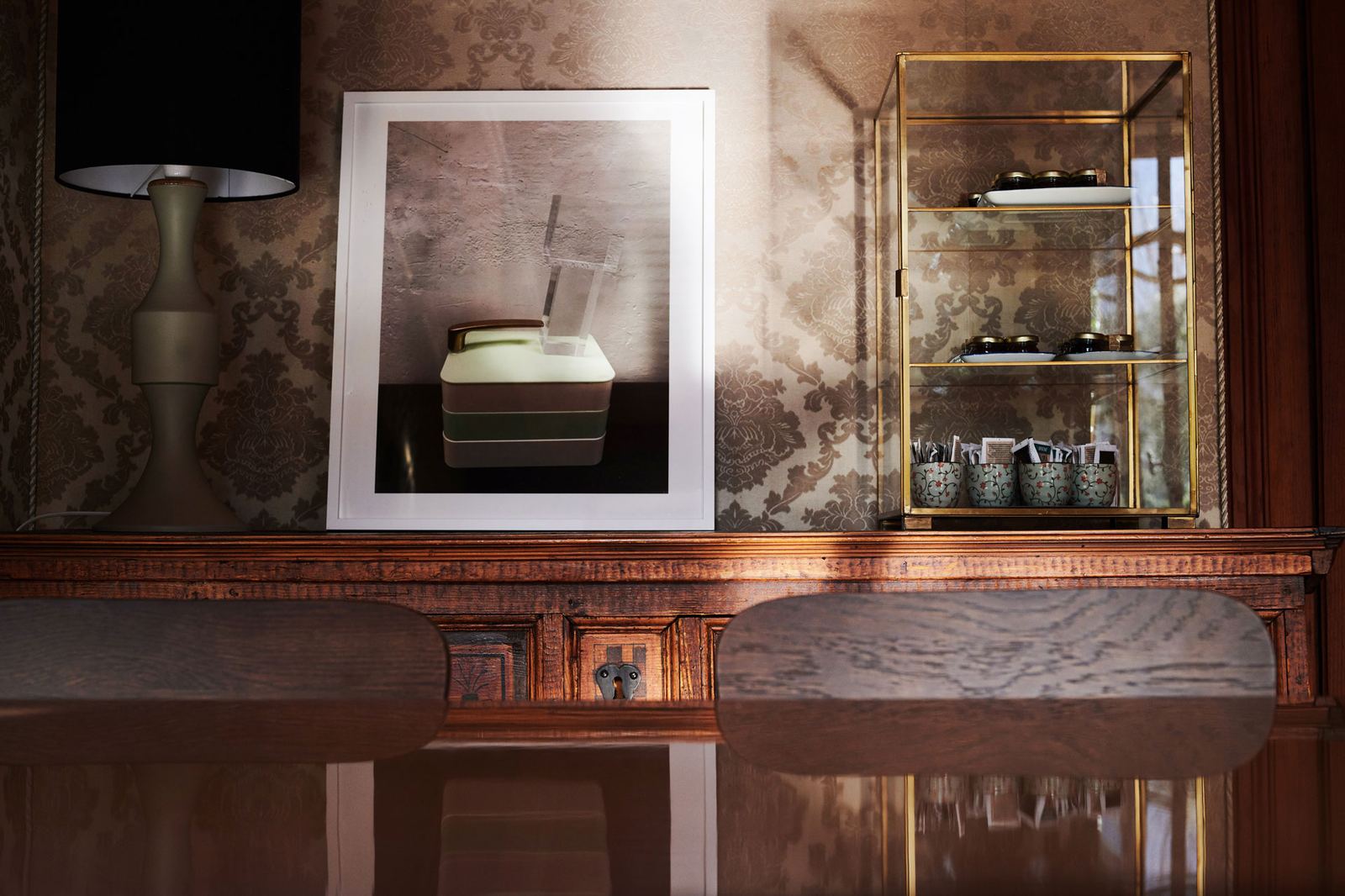 The breakfast parlour, table view
